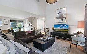 Cliff House Cottage - Modern Metung Retreat
